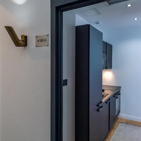 301a Charming 2 Refurbished Super Center Апартаменты