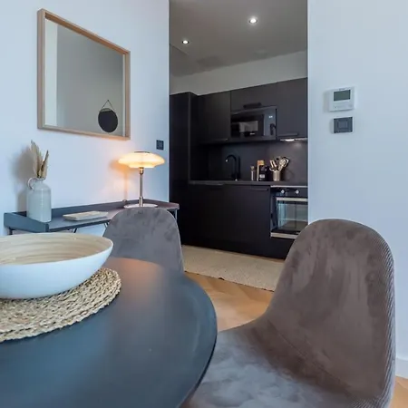 301a Charming 2 Refurbished Super Center Апартаменты *