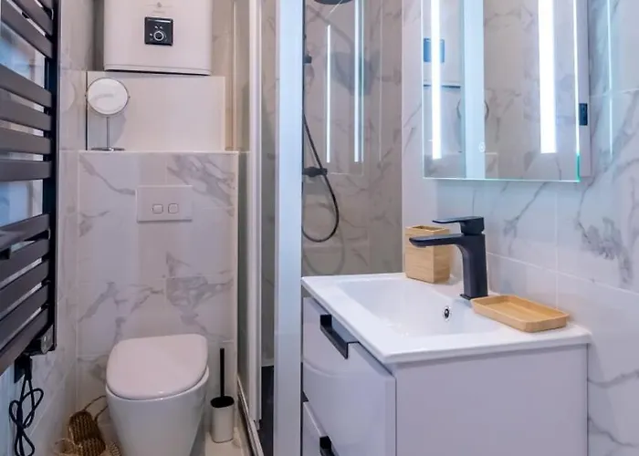 Apartment 301a Charming 2 Refurbished Super Center