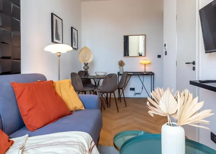 301a Charming 2 Refurbished Super Center *