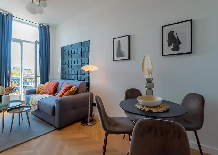 301a Charming 2 Refurbished Super Center Apartment
