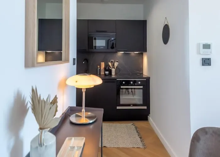 301a Charming 2 Refurbished Super Center *